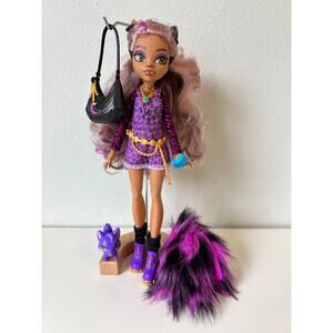 Monster High Core Clawdeen Doll with Accessories Mattel 2021